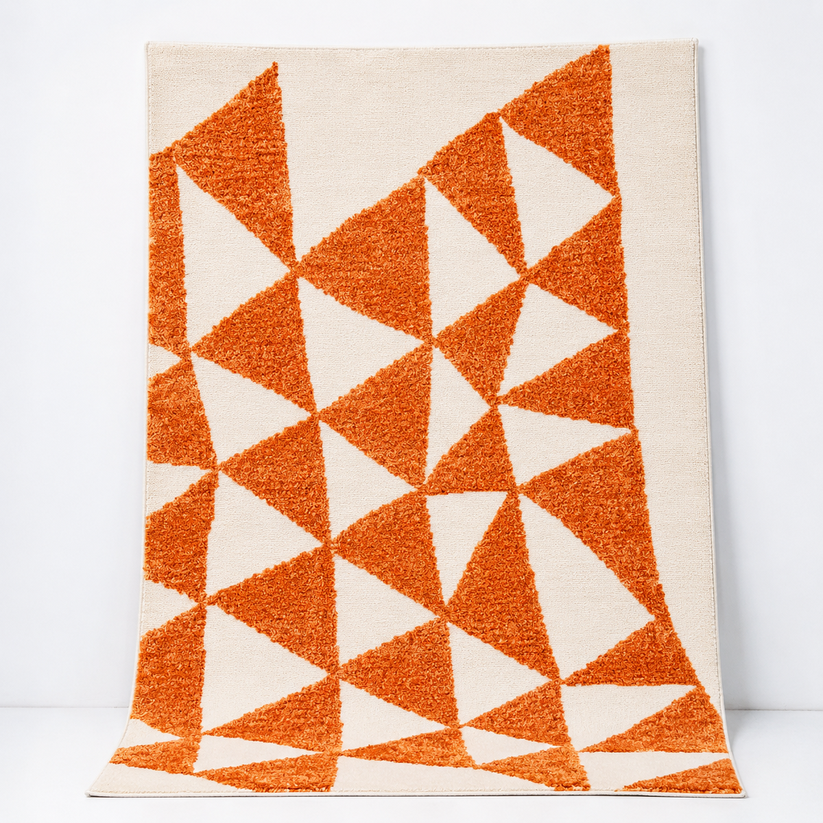 Vue de face d'un tapis berbère à motifs triangles orange sur fond ivoire
