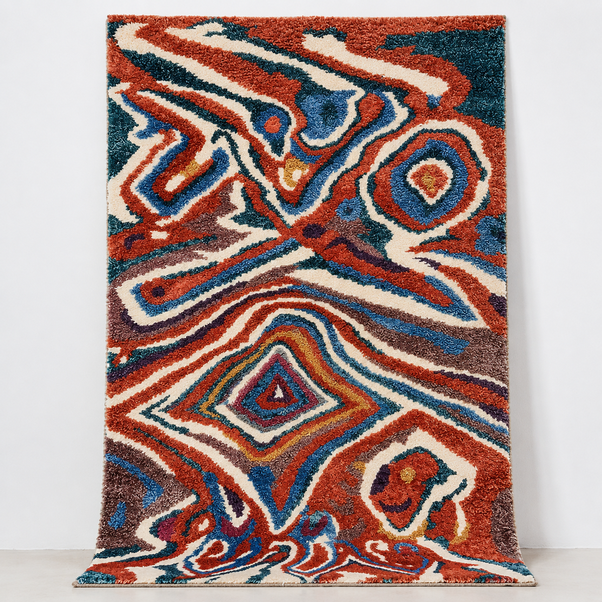 Vue de face d'un tapis berbère multicolore à lignes ondulées et losanges concentriques