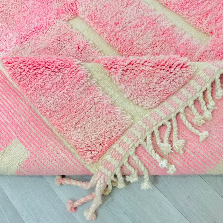 Tapis berbère rose tufté, détail de la texture en laine naturelle