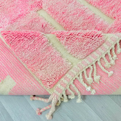 Tapis berbère rose tufté, détail de la texture en laine naturelle